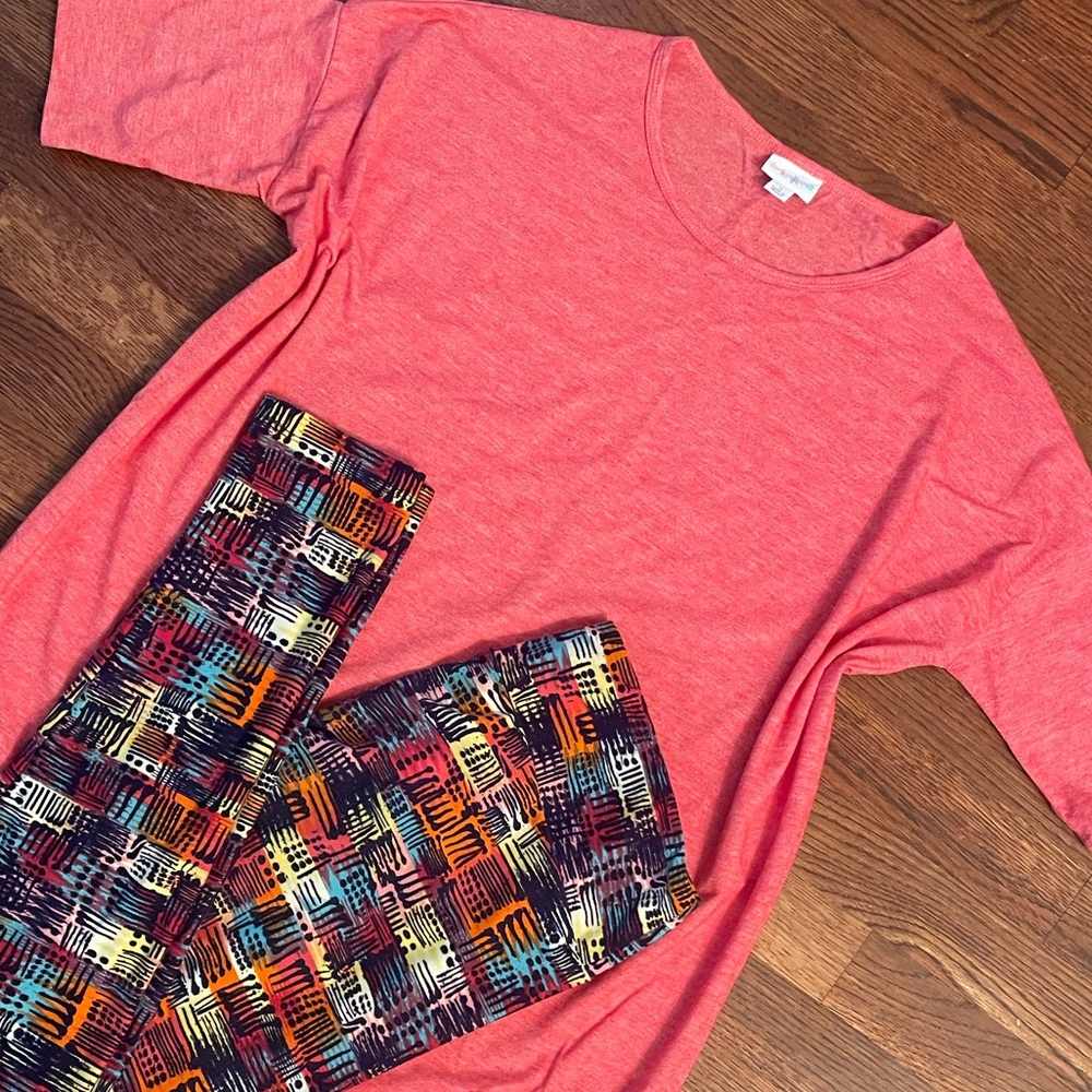 EUC Lularoe Outfit- Irma & Leggings